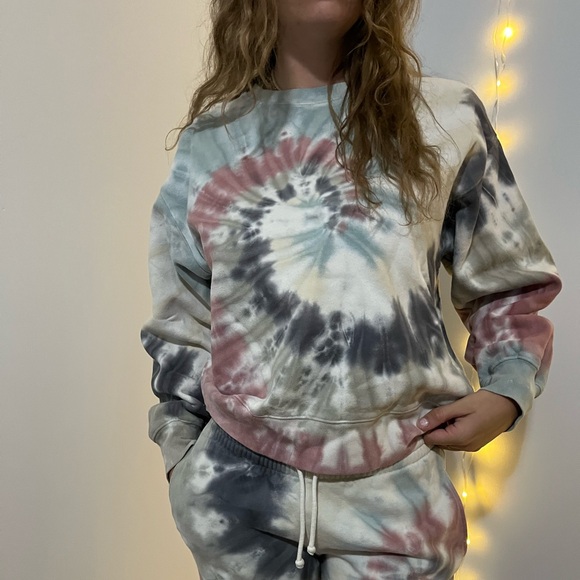 Aritzia Crewneck - Picture 1 of 3